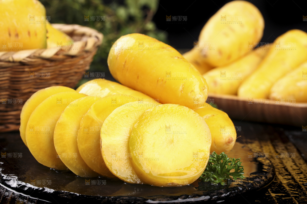 黑石板上放着黄皮胡萝卜