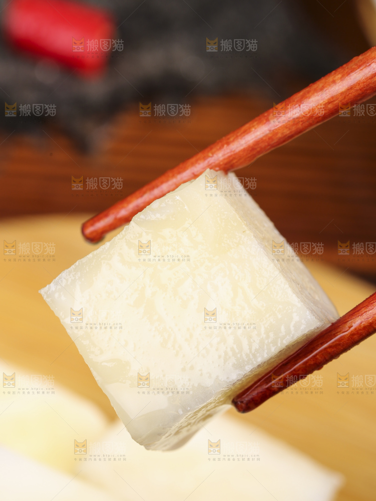 筷子上夹着洋姜块
