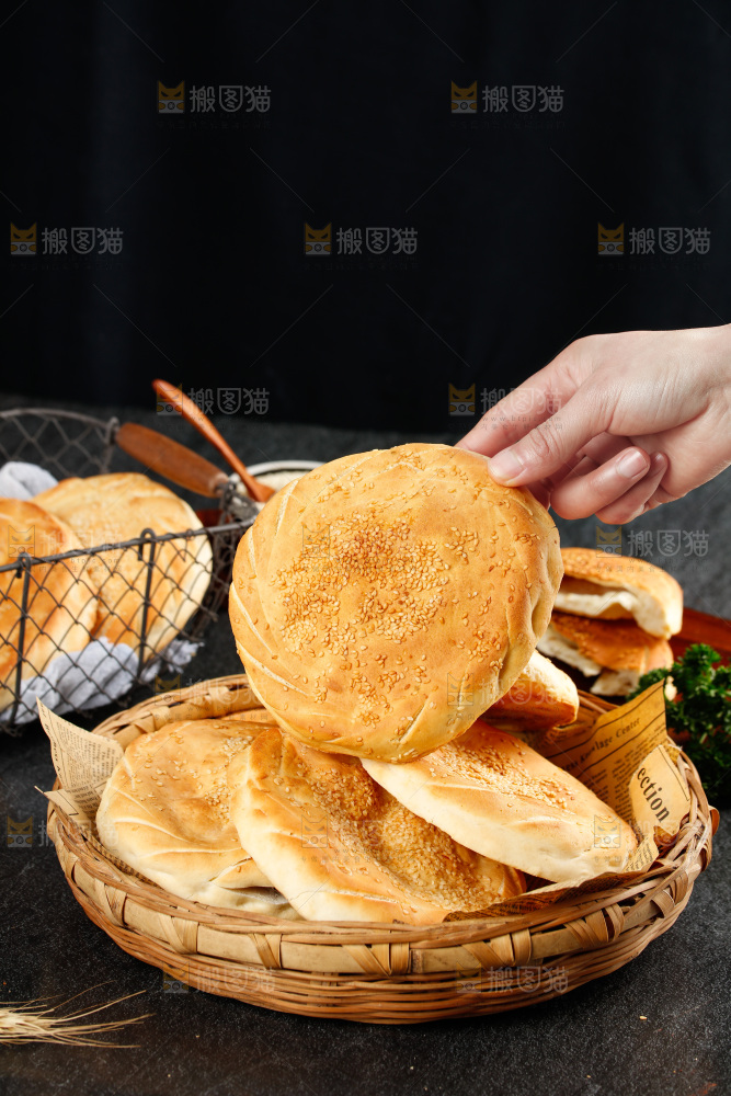 手里拿着吊炉烧饼