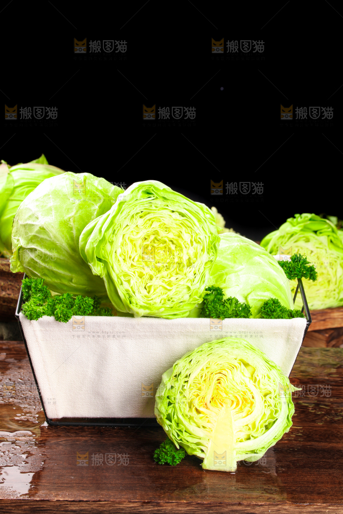 黑底上放着绿甘蓝