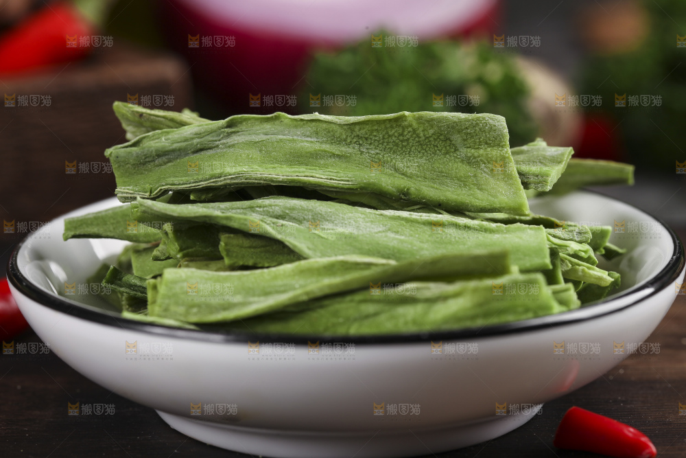 盘子里放着无叶贡菜