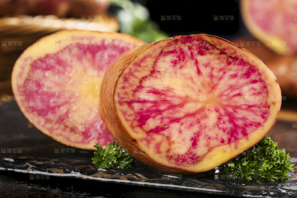 黑石板上的新鲜土豆