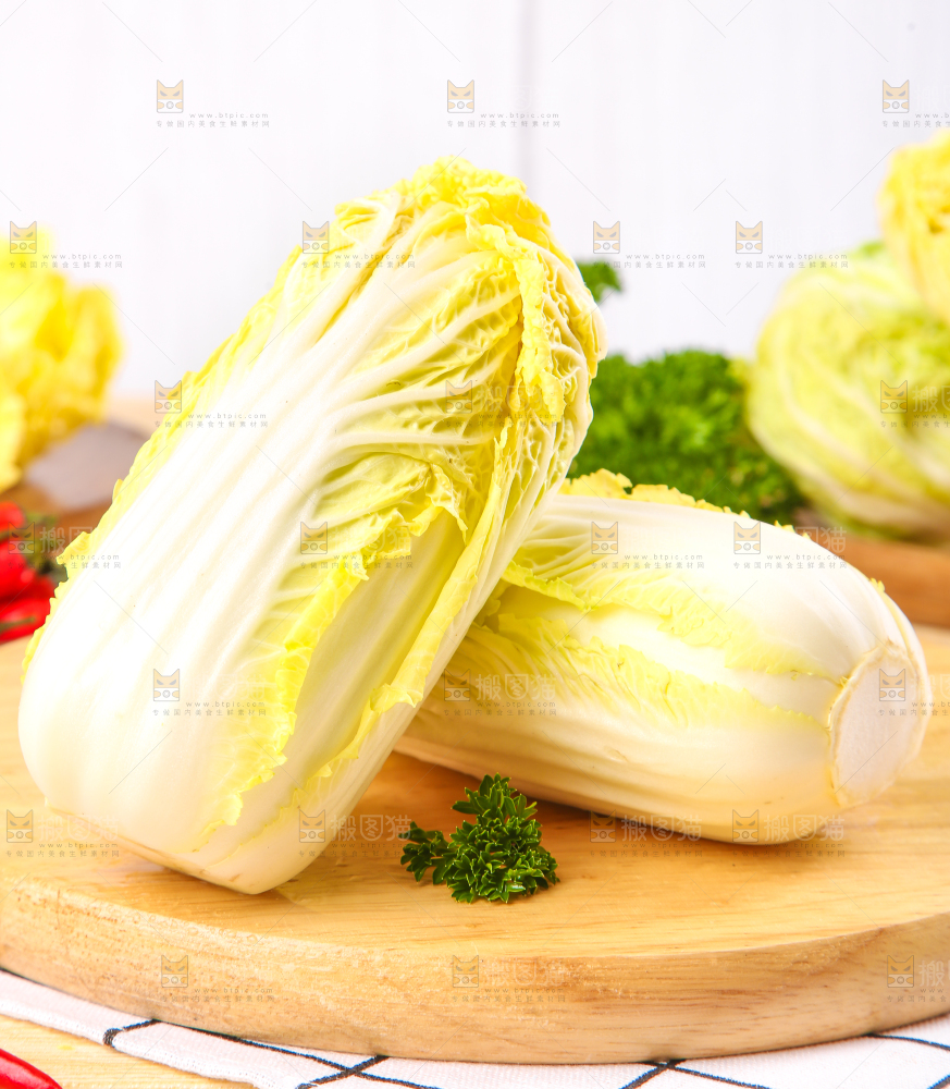 木板上放着高山娃娃菜