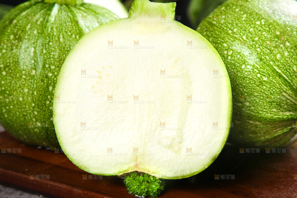 木板上放着青皮小南瓜