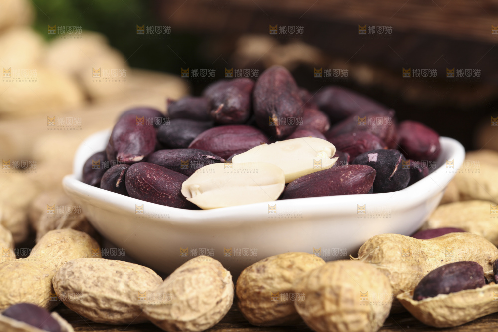 木板上的紫皮花生