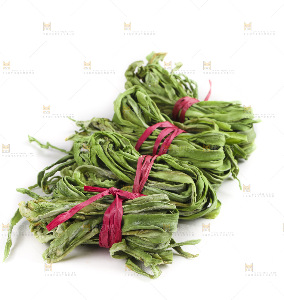白底上放着干苔菜