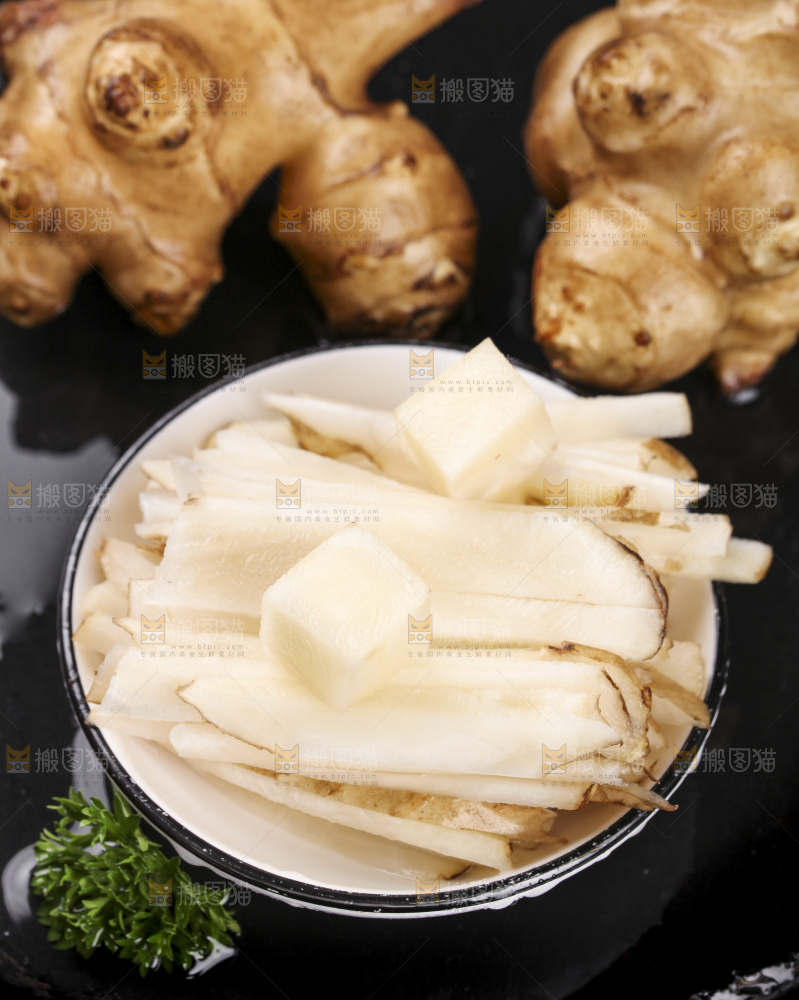 深底上的地姜片