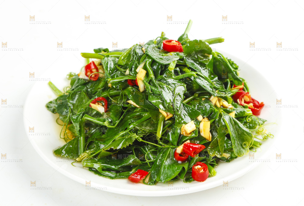盘子里装着炒豌豆尖