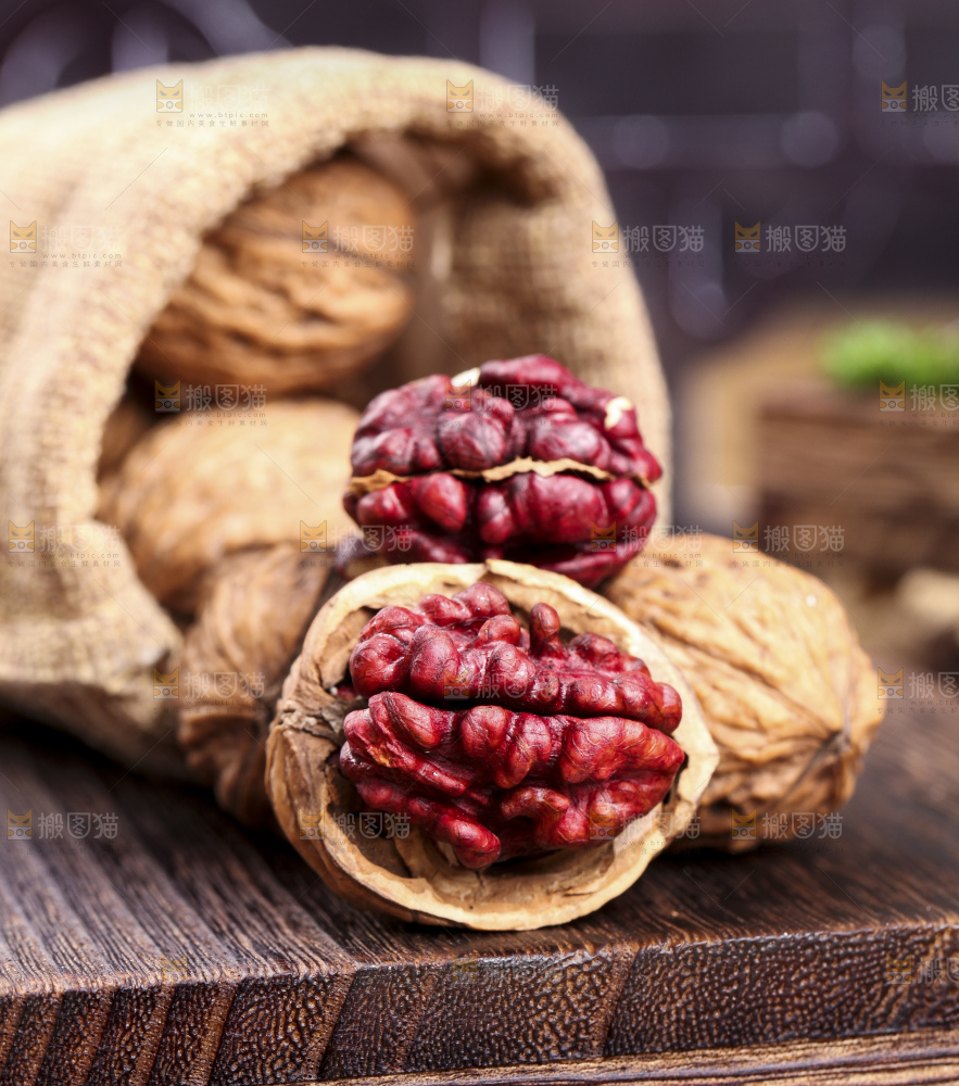 袋子里的薄皮红肉核桃