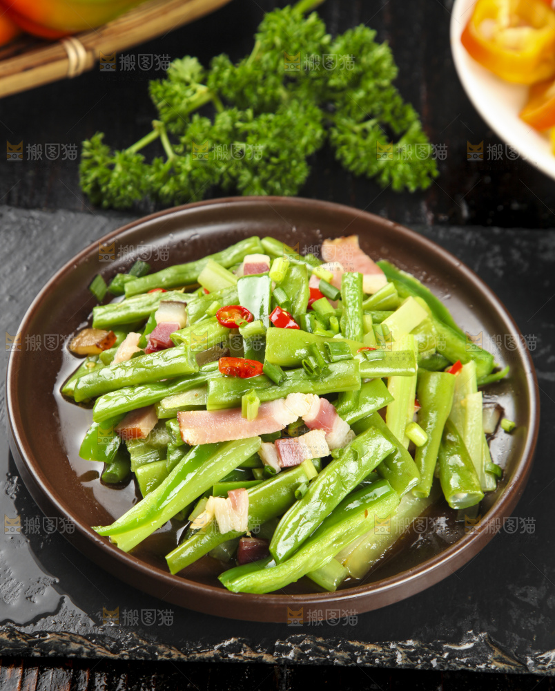 盘子里装着四季豆炒肉