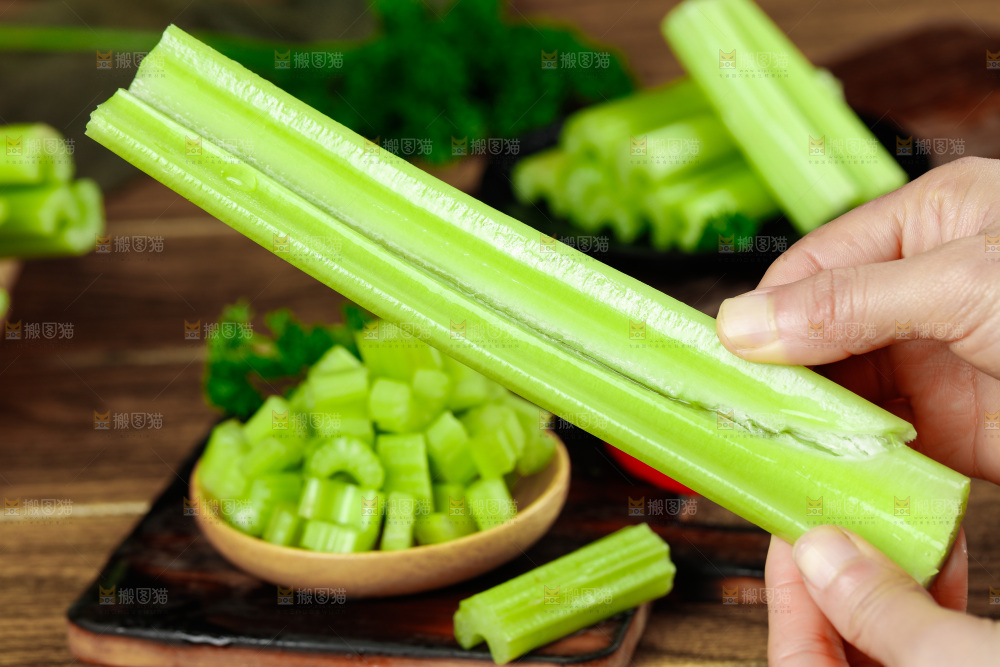 深底上放着洋芹菜