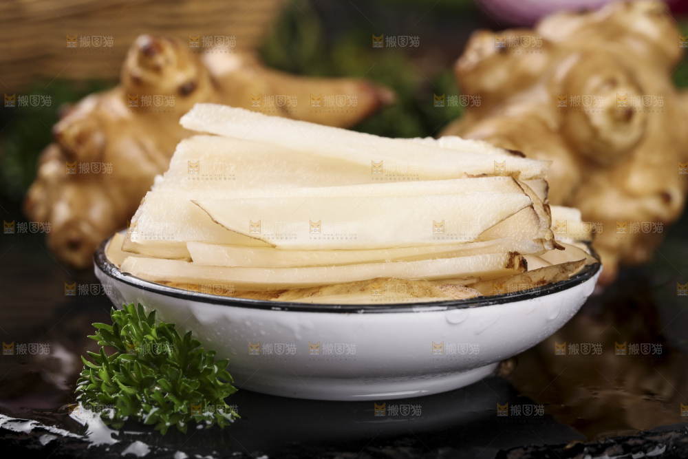 深底上的地姜片