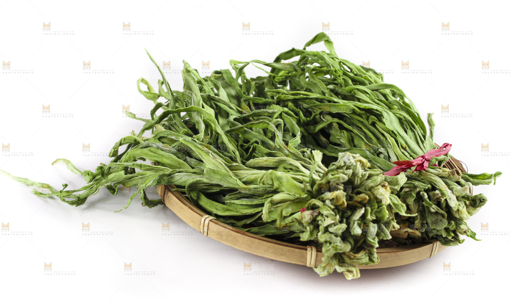 盘子里放着无叶贡菜