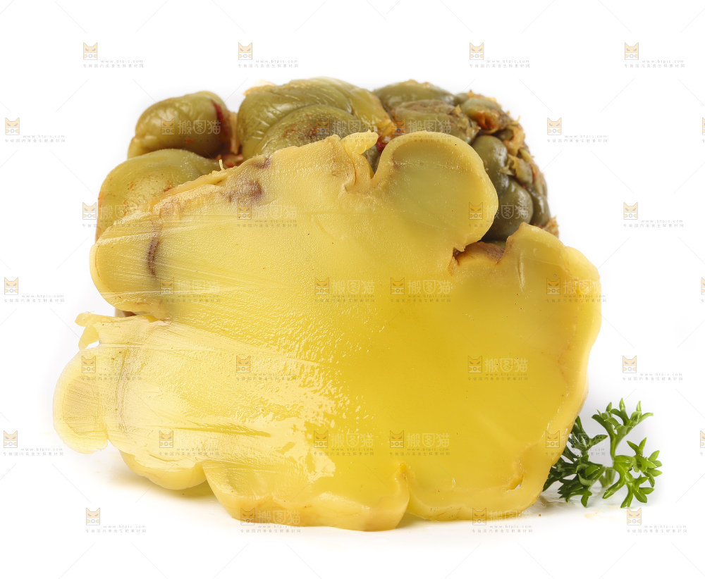 白底上放着腌制榨菜