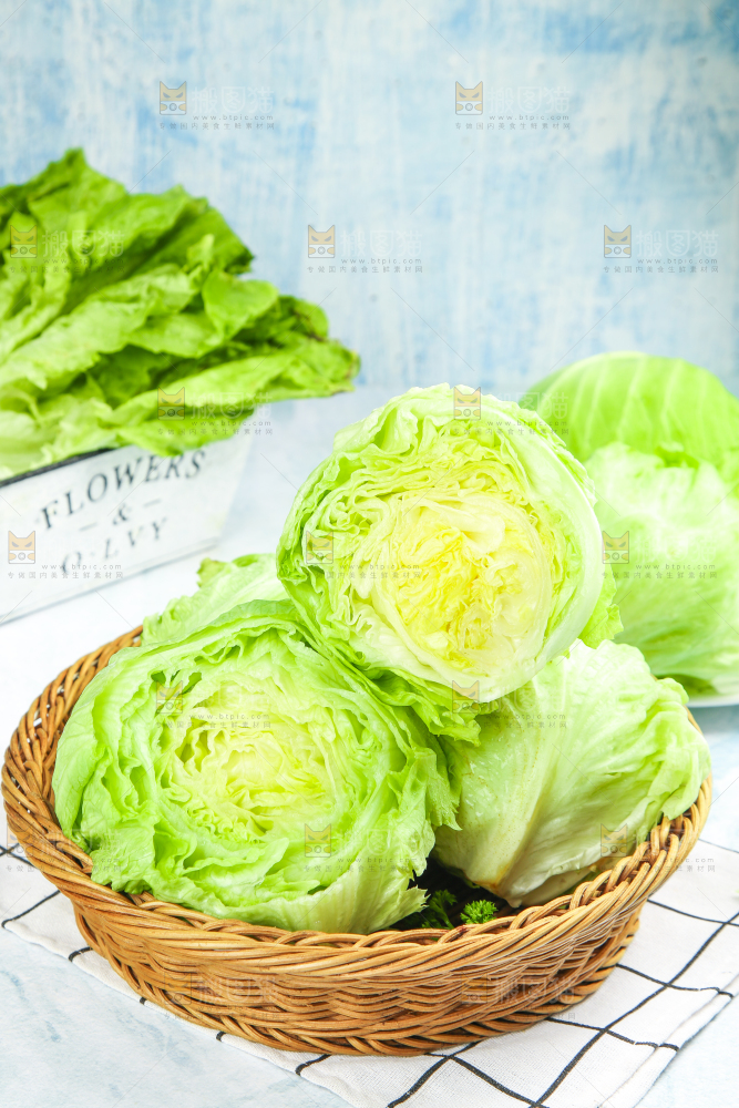 篮子里放着圆生菜