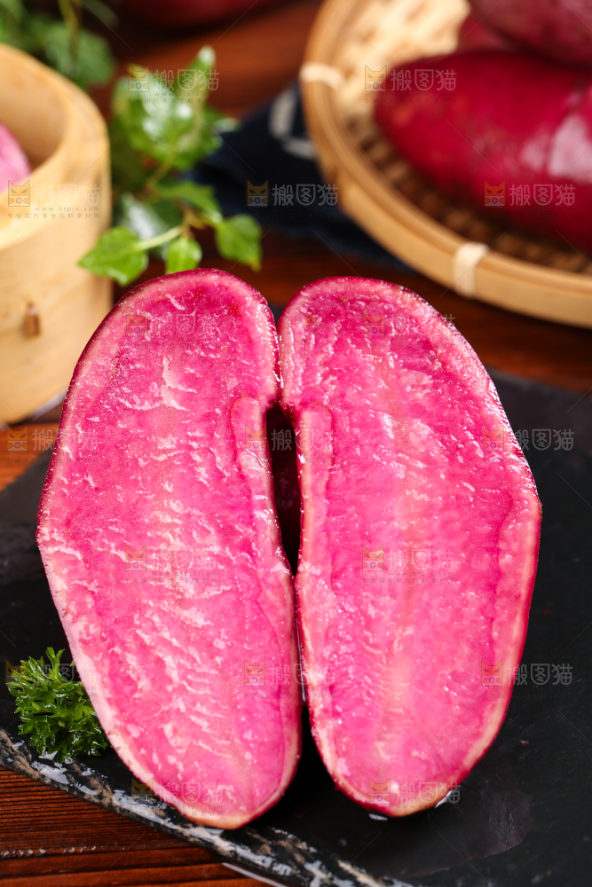 黑石板上放着红皮土豆