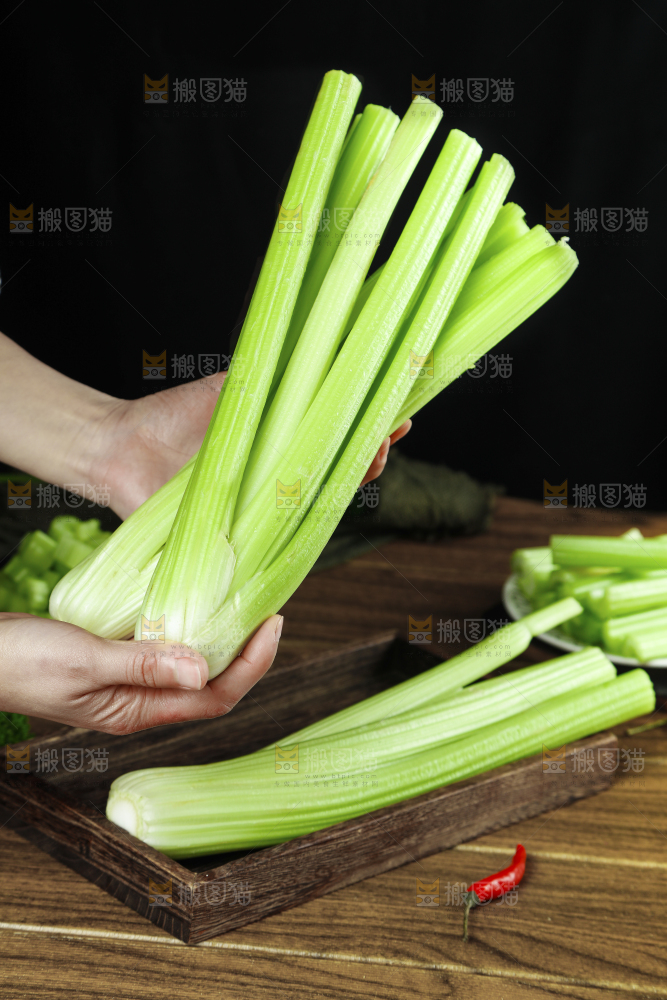 深底上放着洋芹菜