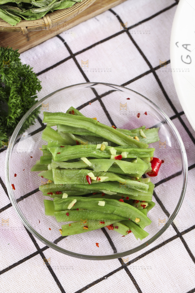 盘子里装着苔菜