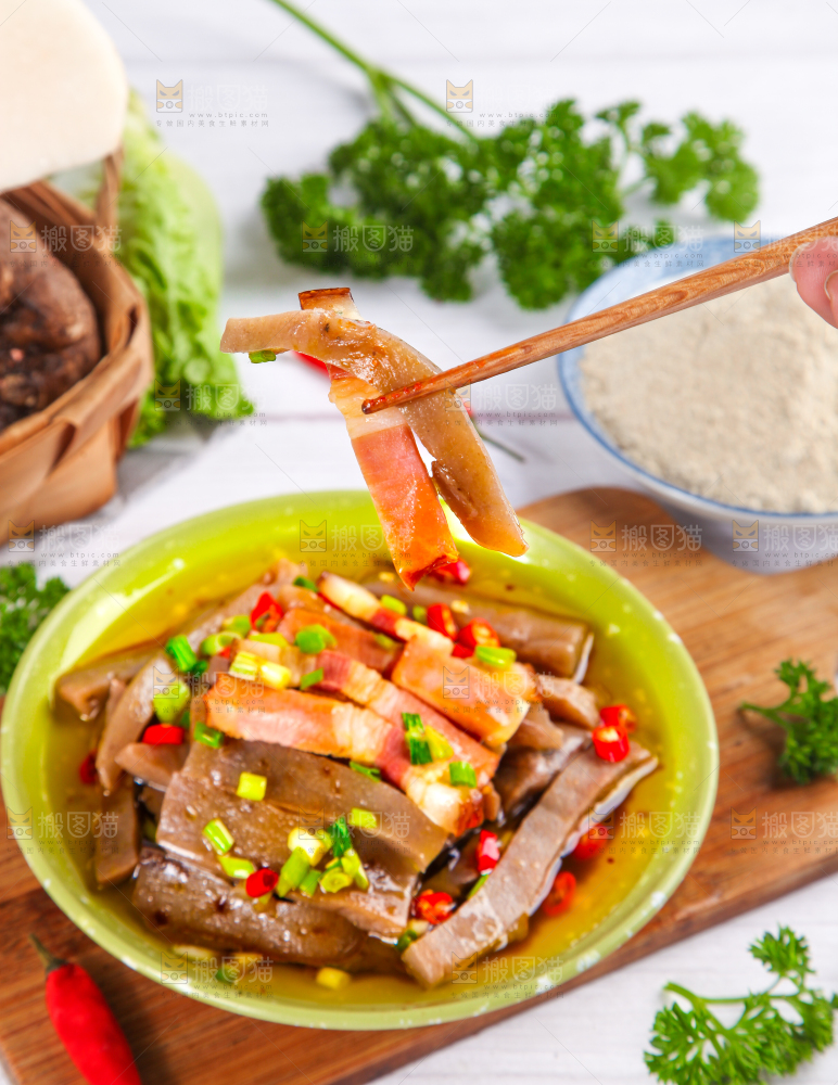 盘子里装着凉拌魔芋豆腐