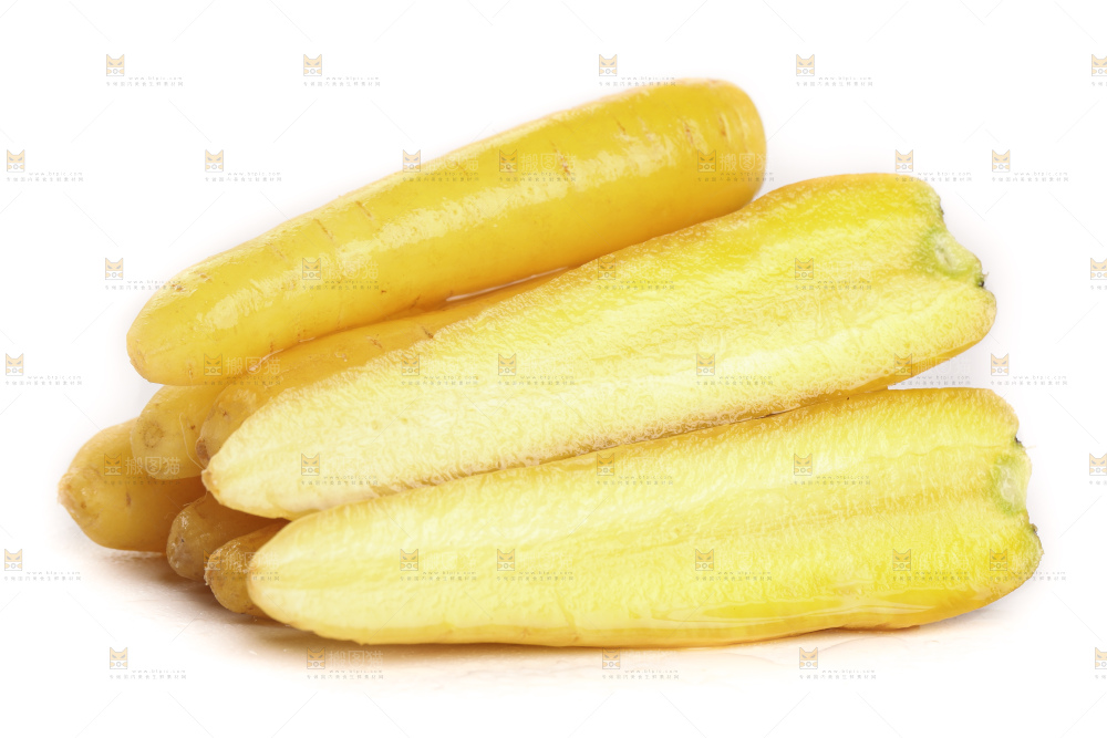 白底上放着黄皮胡萝卜