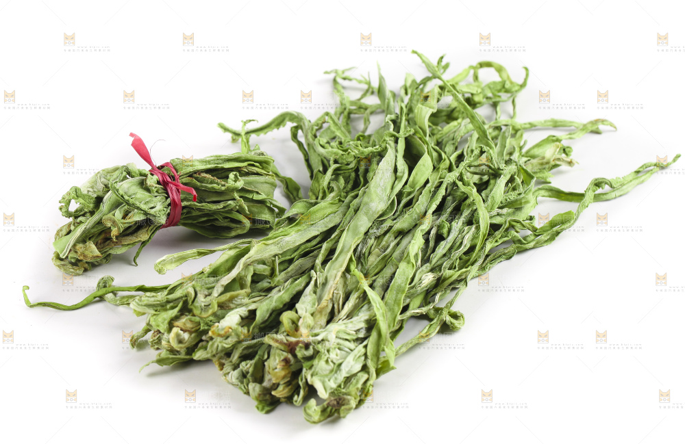 白底上放着干苔菜