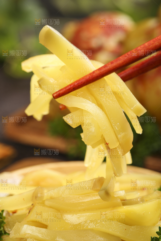 盘子里的手工腌制榨菜