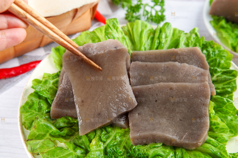 木板上放着一盘魔芋豆腐