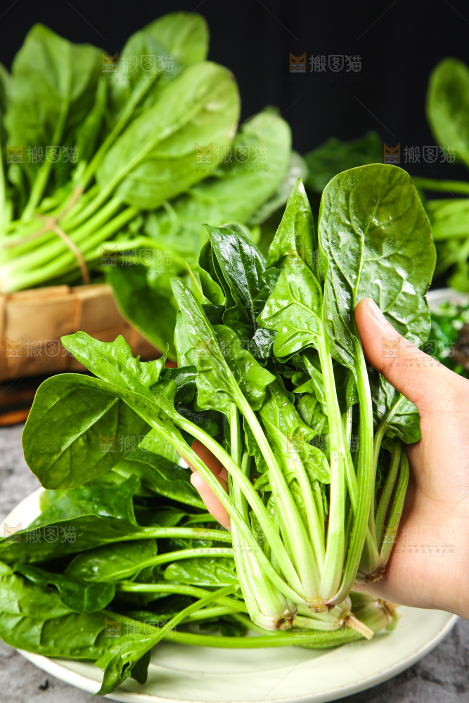 木板上放着绿色菠菜