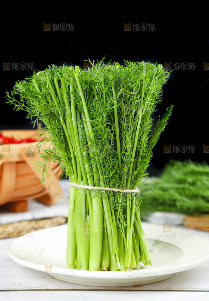 盘子里装着农家茴香菜