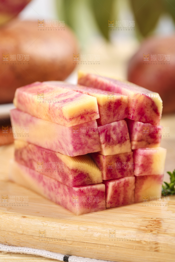 木板上的彩色土豆条
