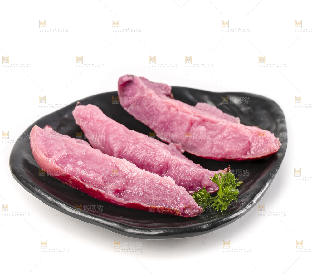 白底上放着紫心土豆