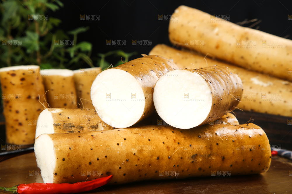 木板上放着淮山药
