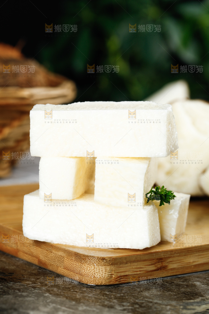 木板上放着秤砣山药