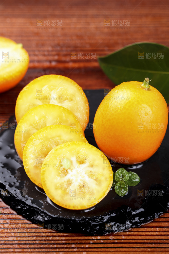 木板上放着小金桔