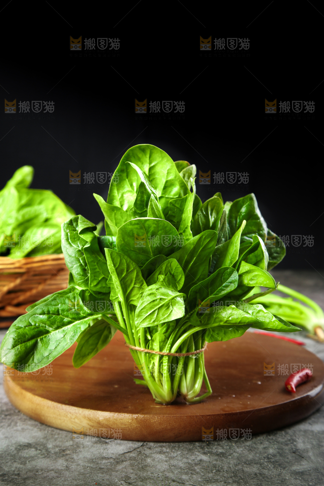 木板上放着绿色菠菜