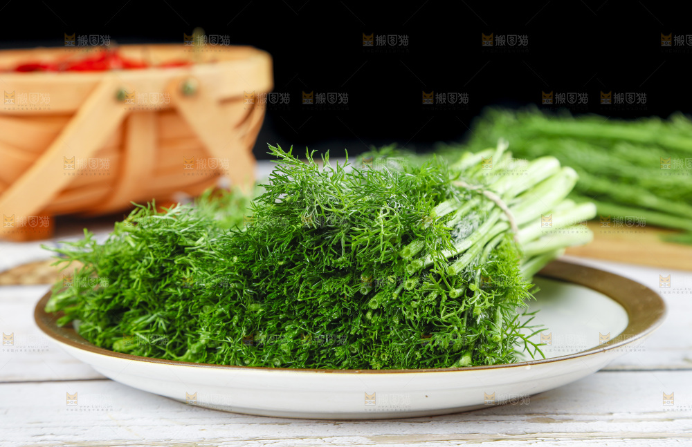 盘子里装着农家茴香菜