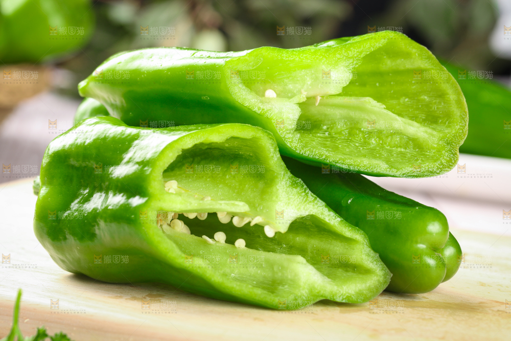 木板上摆放着湖北青椒