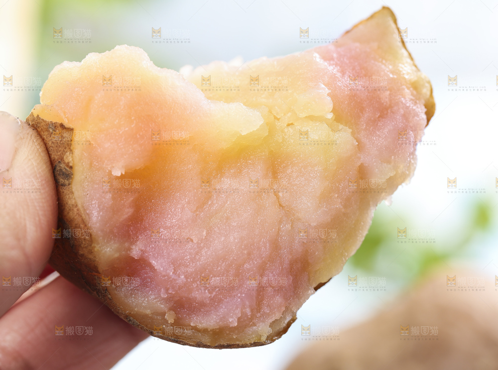 手里拿着彩色土豆
