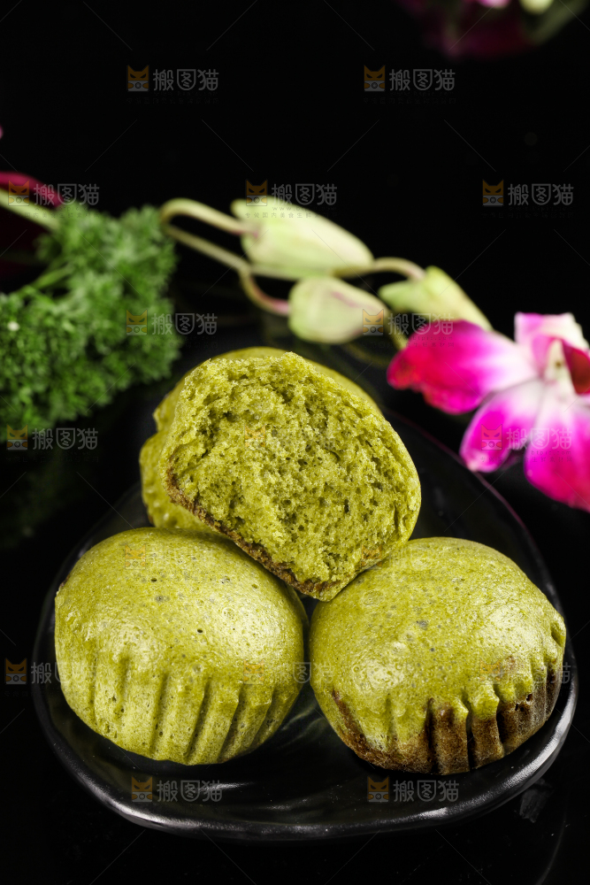盘子里装着广式马拉糕