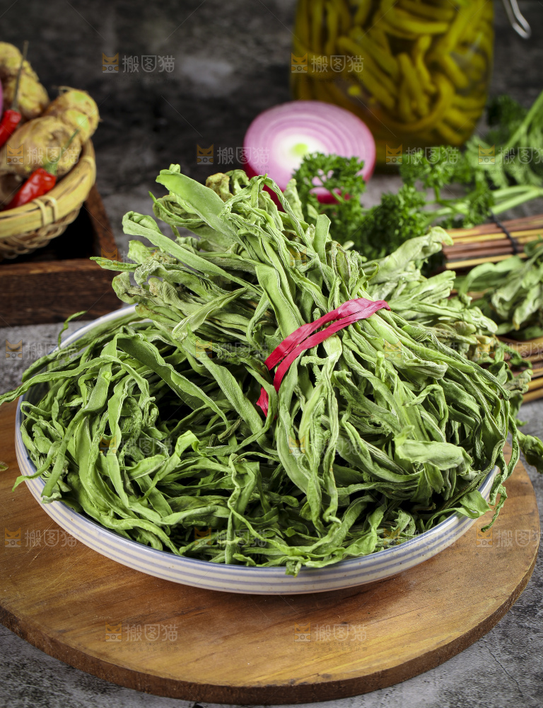 深底上放着干苔菜