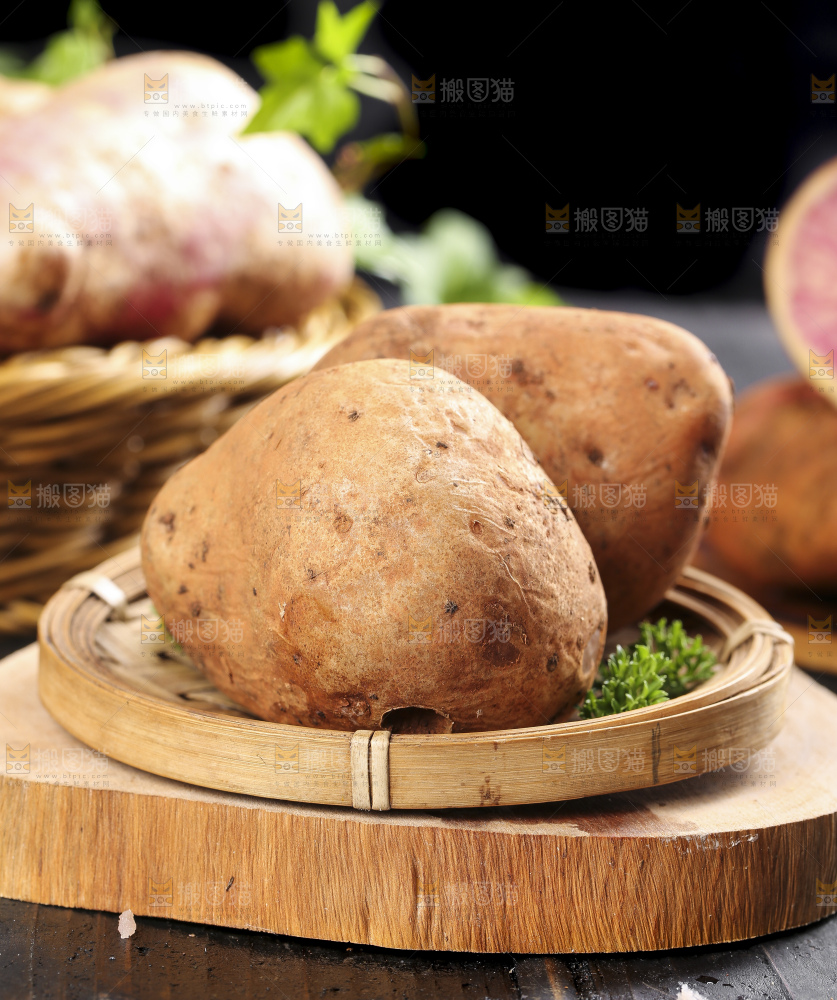 木板上放着云南红心土豆
