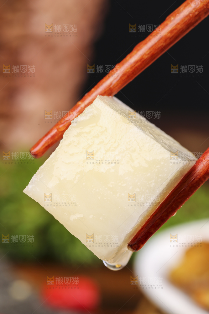 筷子上夹着洋姜块