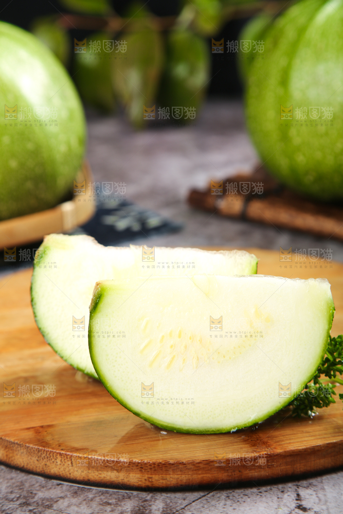 木板上放着南瓜片