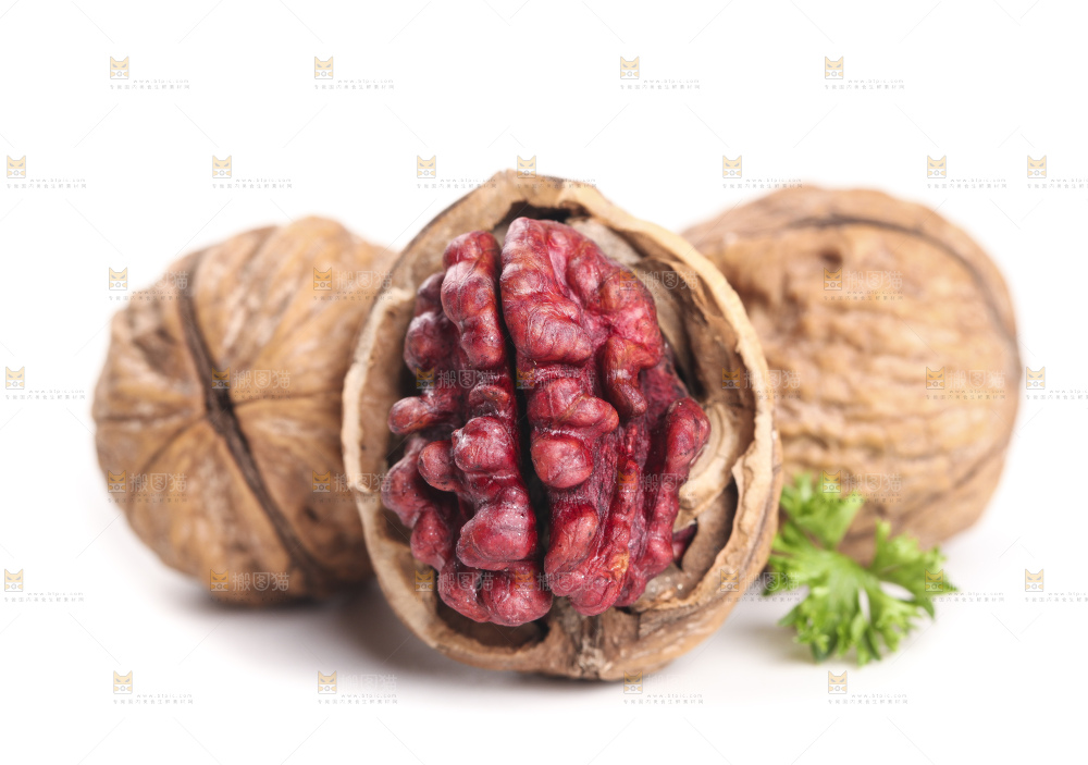 白底上摆放着薄皮红肉核桃