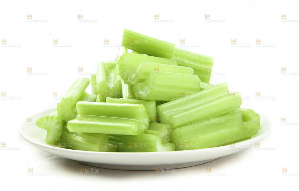 盘子里装着新鲜西芹