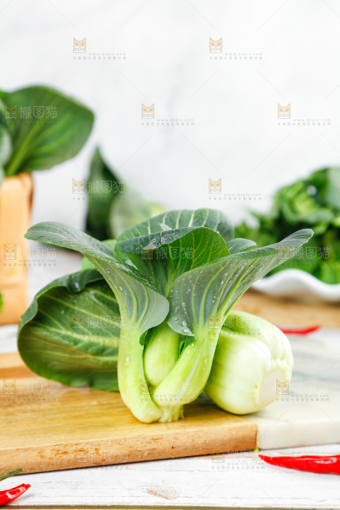 木板上摆放着农家青菜