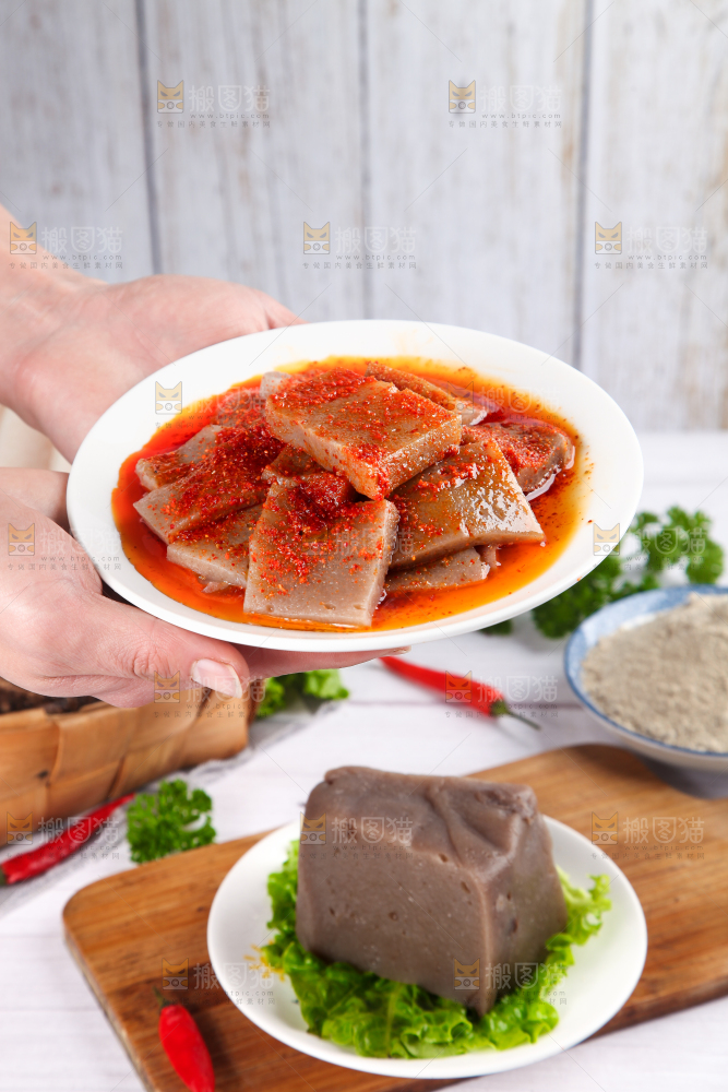 盘子里装着凉拌魔芋豆腐