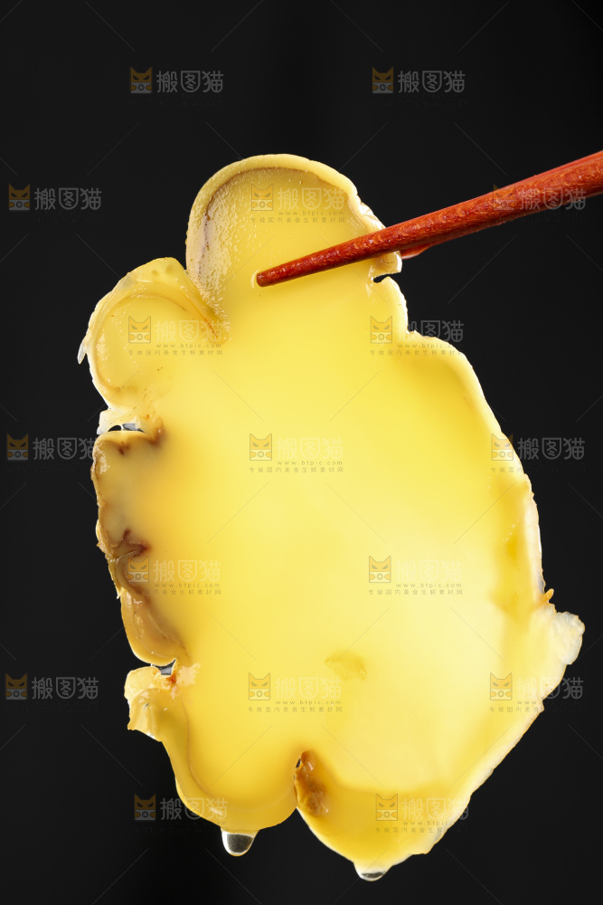 筷子上夹着榨菜条