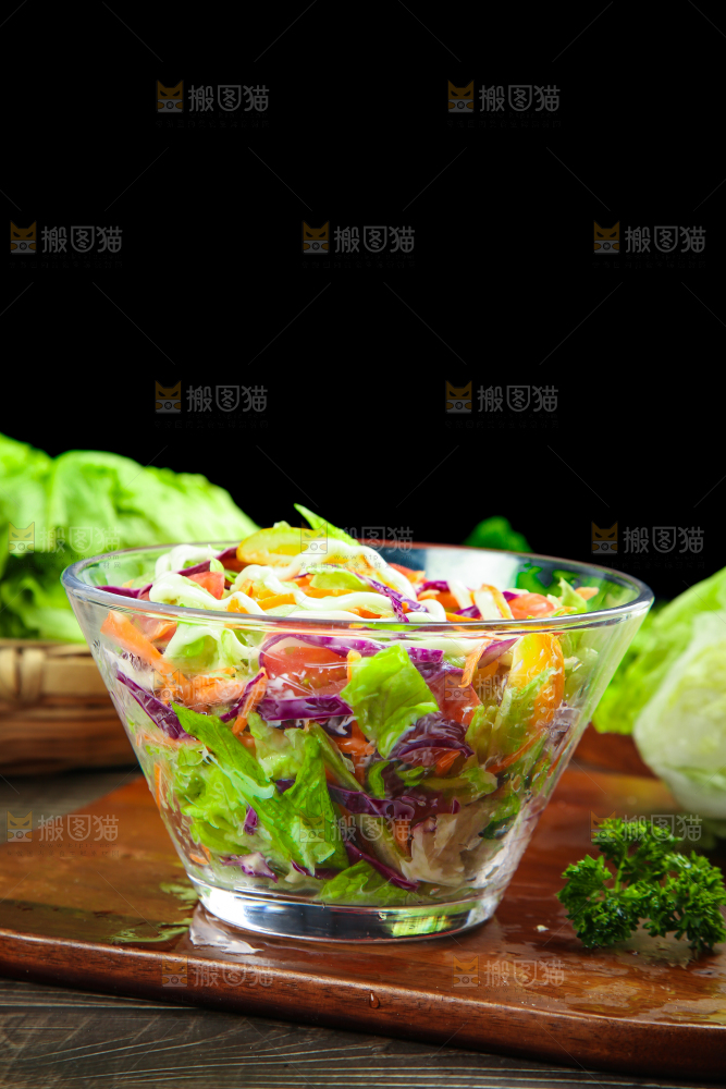 碗里装着生菜沙拉