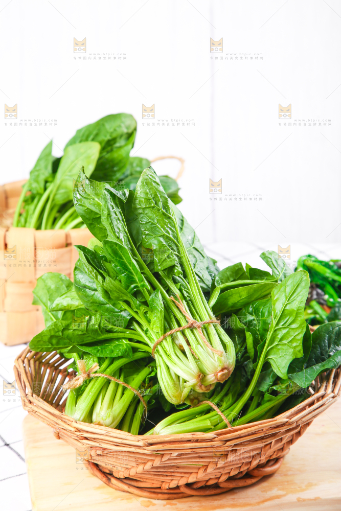 白格子底上的嫩菠菜